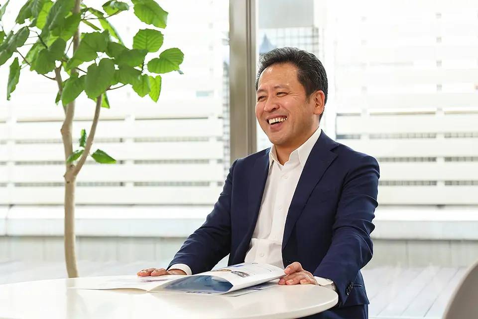 笑顔でインタビューを受ける長岡さん