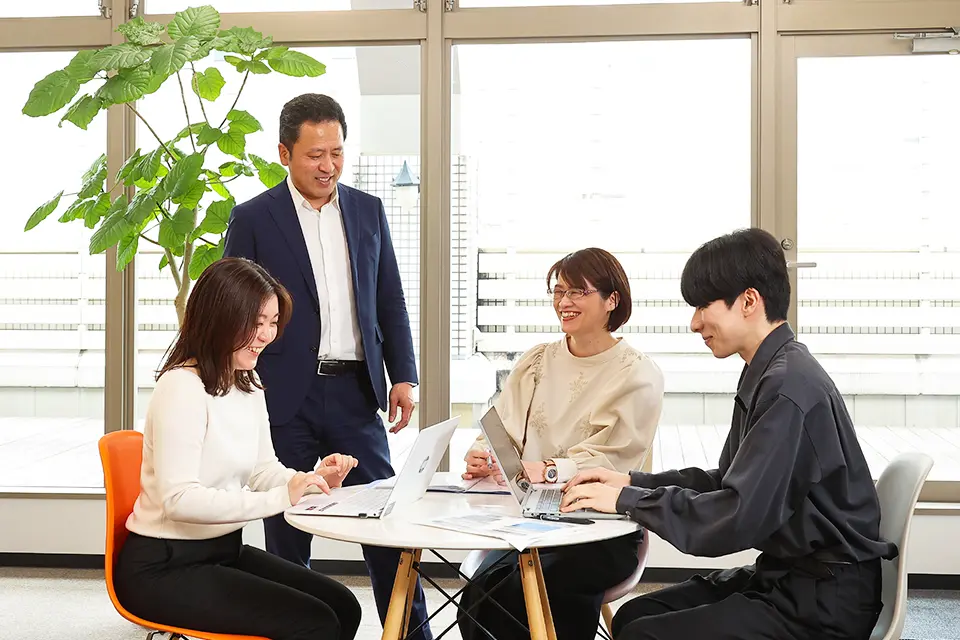 社員と談笑する長岡さん