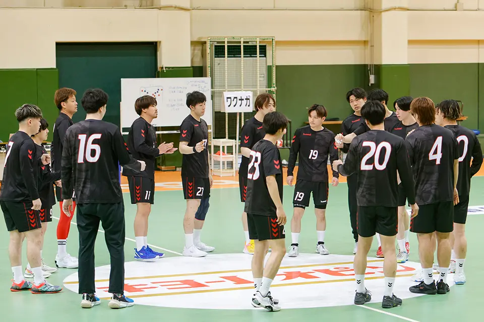 選手たちで輪になり話し合う様子