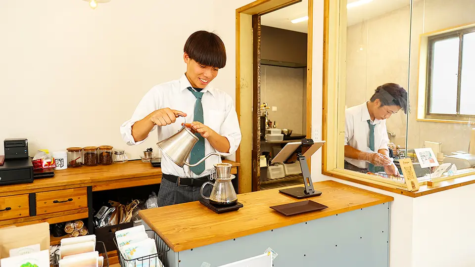 高校生がミカタカフェで働く様子