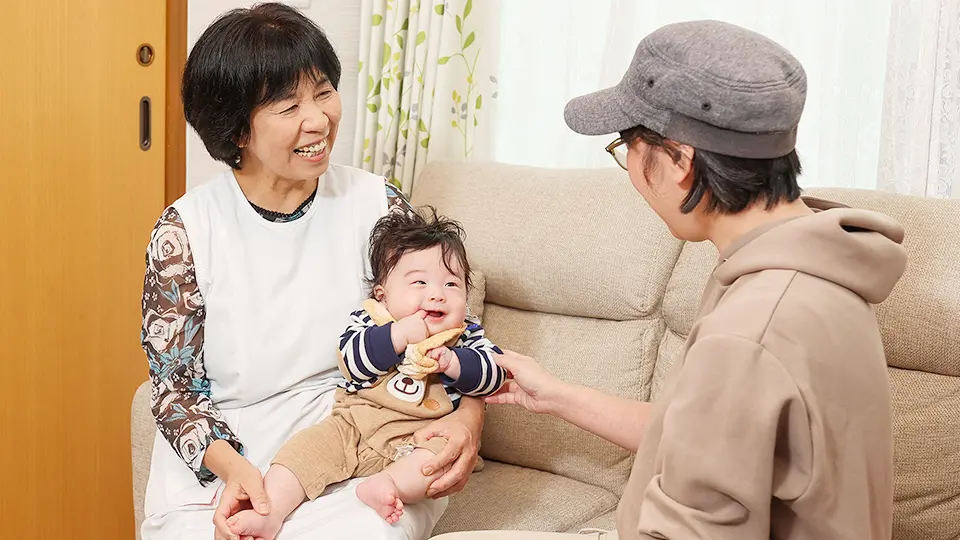 助産師に相談をする親子