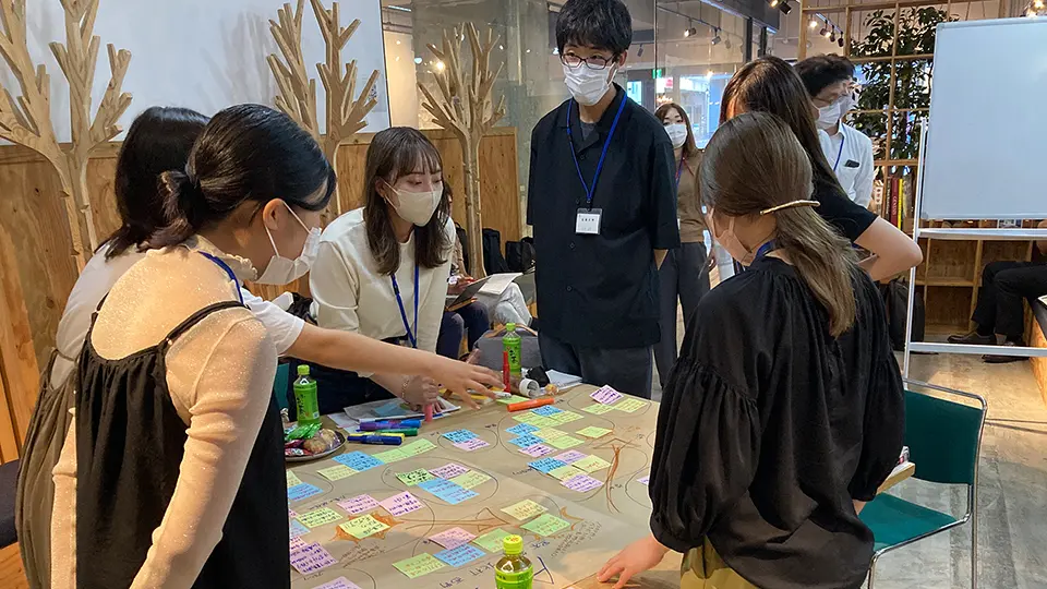 若者が集まって意見を交換する様子
