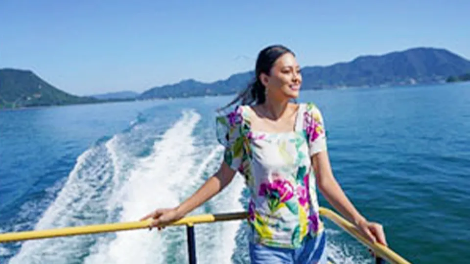 瀬戸内海クルーズを楽しむ女性