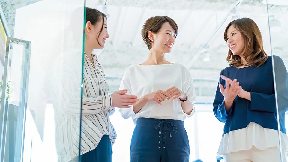 女性が働く様子