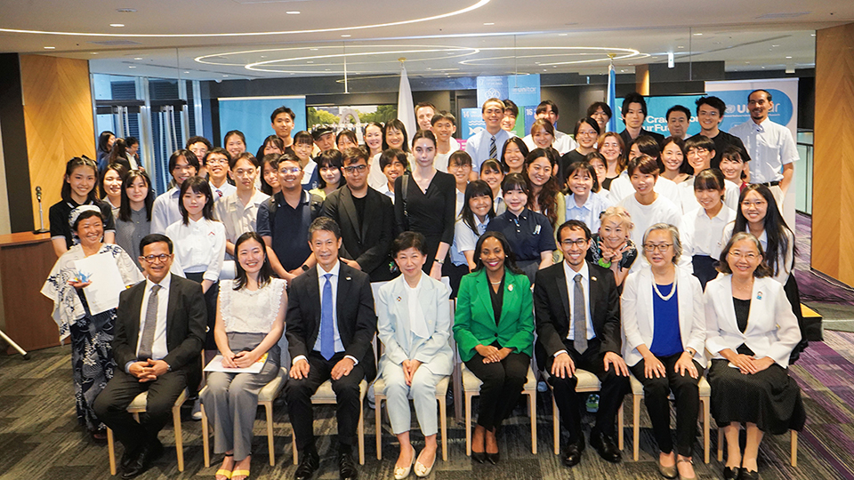 世界のリーダーとユースの集合写真