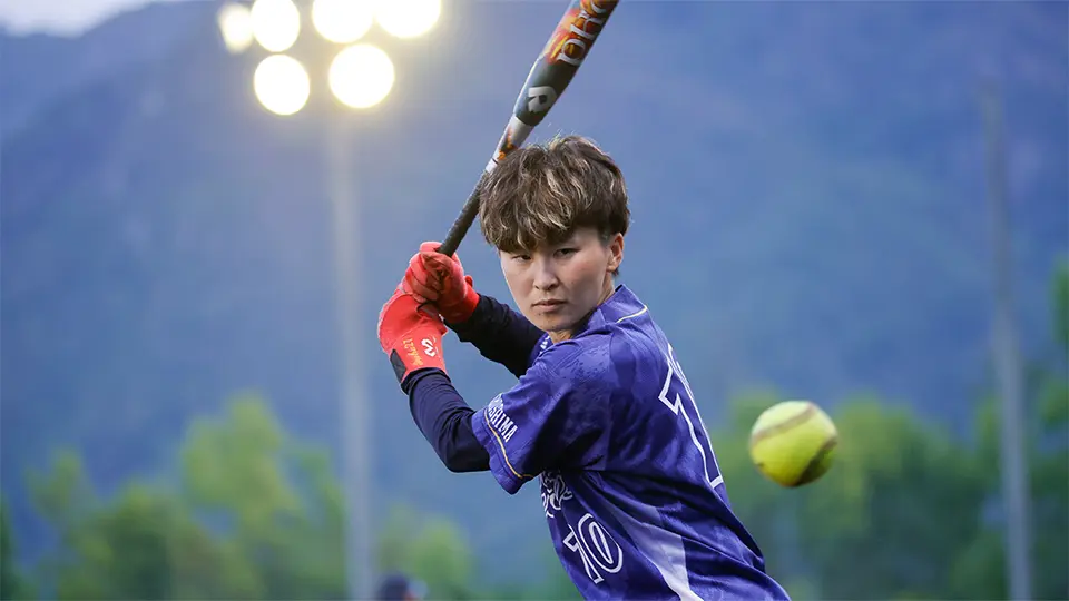 バッティング練習をする佐々木選手