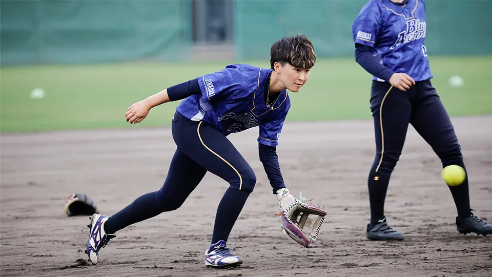 捕球練習をする佐々木選手