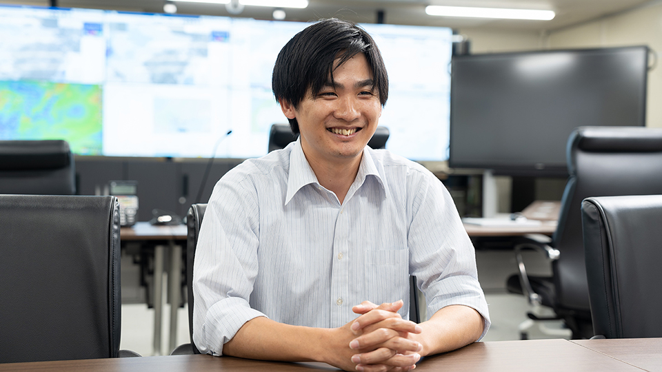 インタビューを受ける郷田さん