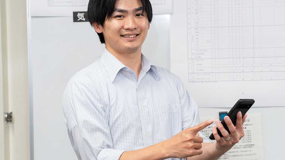 スマホを持って説明する郷田さん