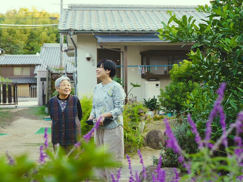 地元の方と話す中尾さん