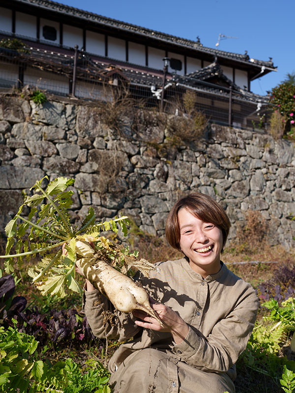 大根を持つ福岡さん