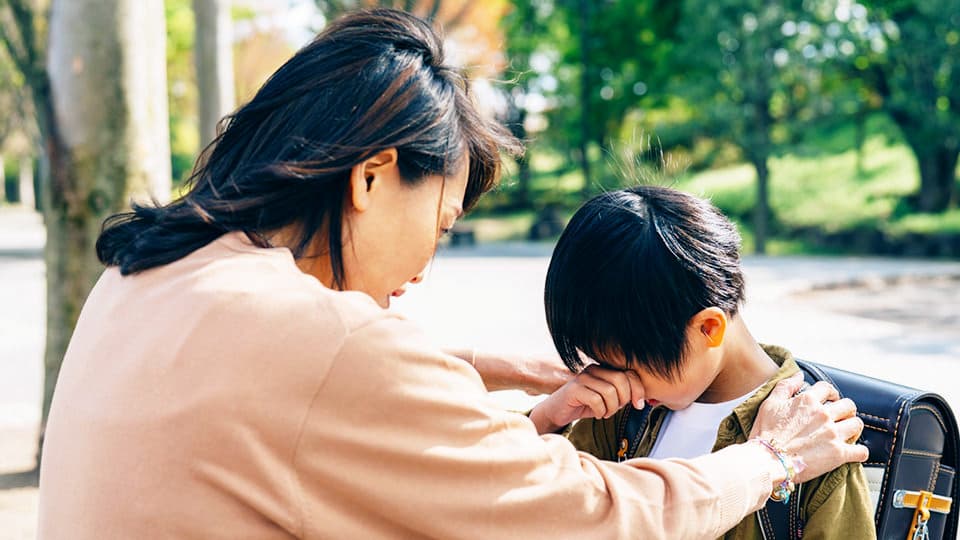 子供に声をかける女性