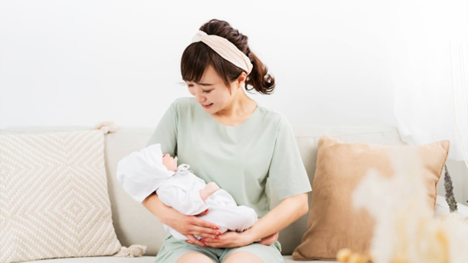 赤ちゃんを抱きかかえる女性
