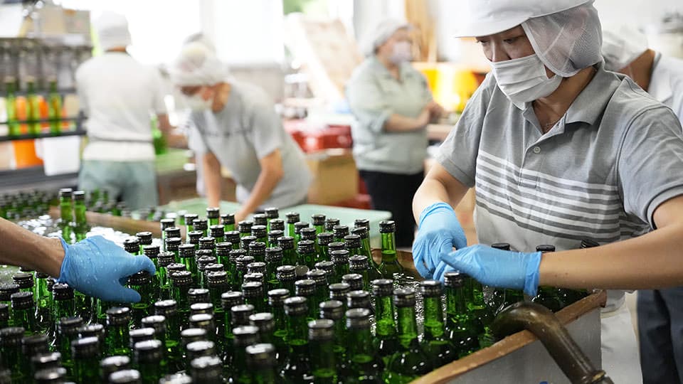 日本酒に火入れする様子
