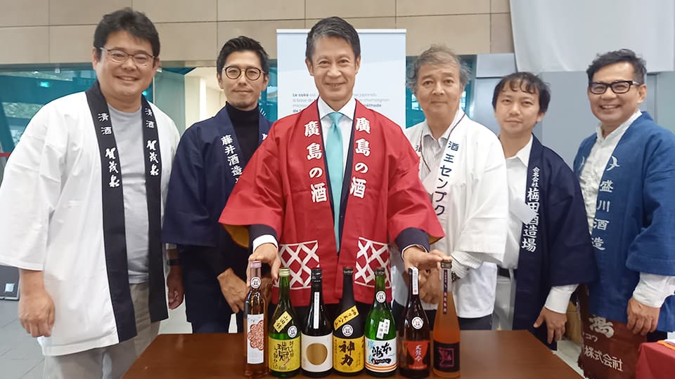 湯﨑広島県知事と広島県産日本酒