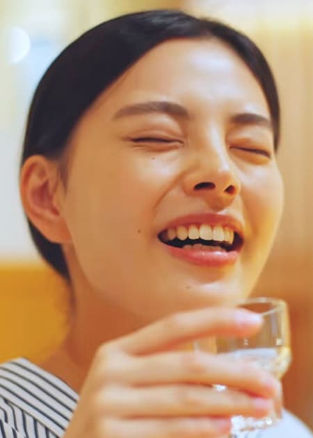 食を堪能する女性