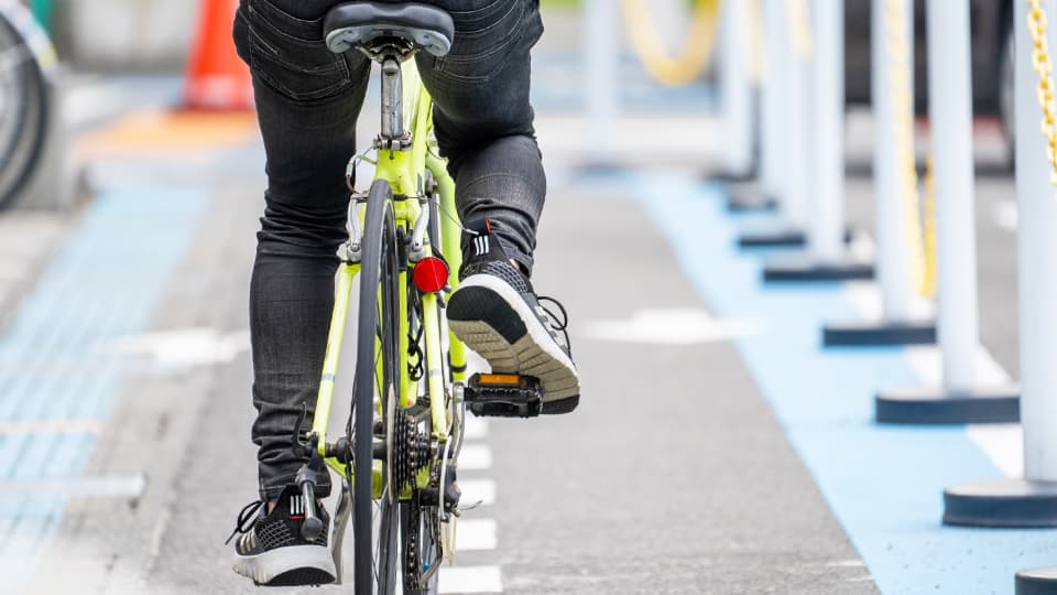 自転車に乗る人の後ろ姿