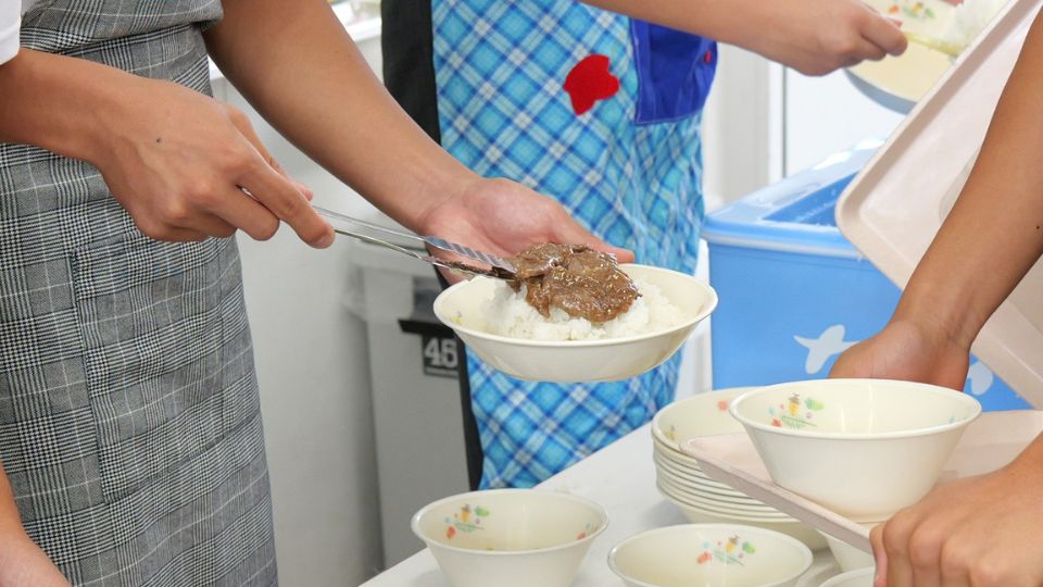 給食をよそう様子
