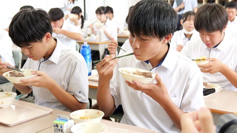 ふるさと広島和牛丼を食べる中学生