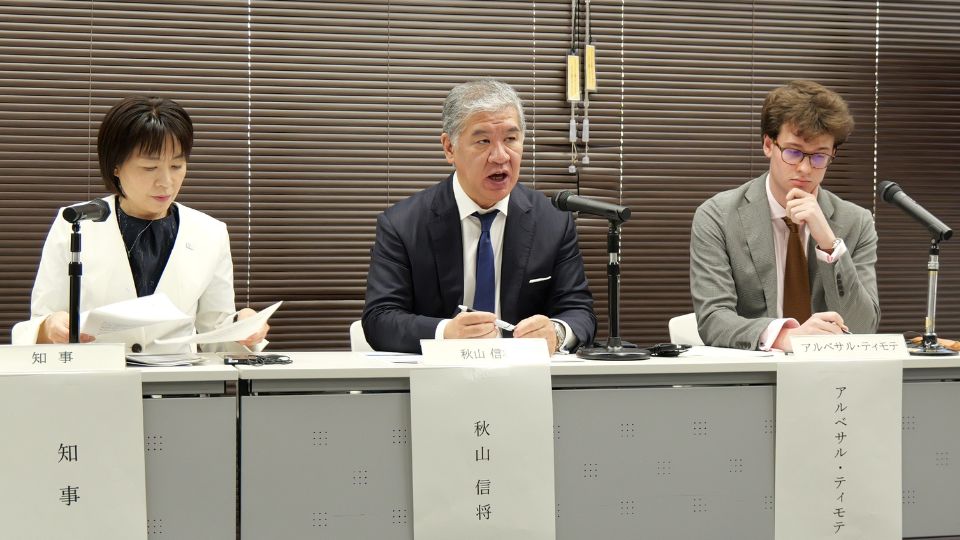 左から横田知事･秋山氏･ティモア氏