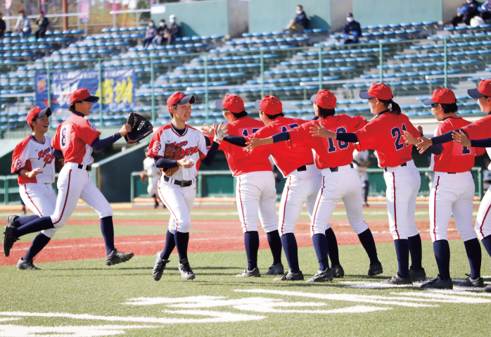 試合中ハイタッチをしている写真　「SAH　広島」で検索