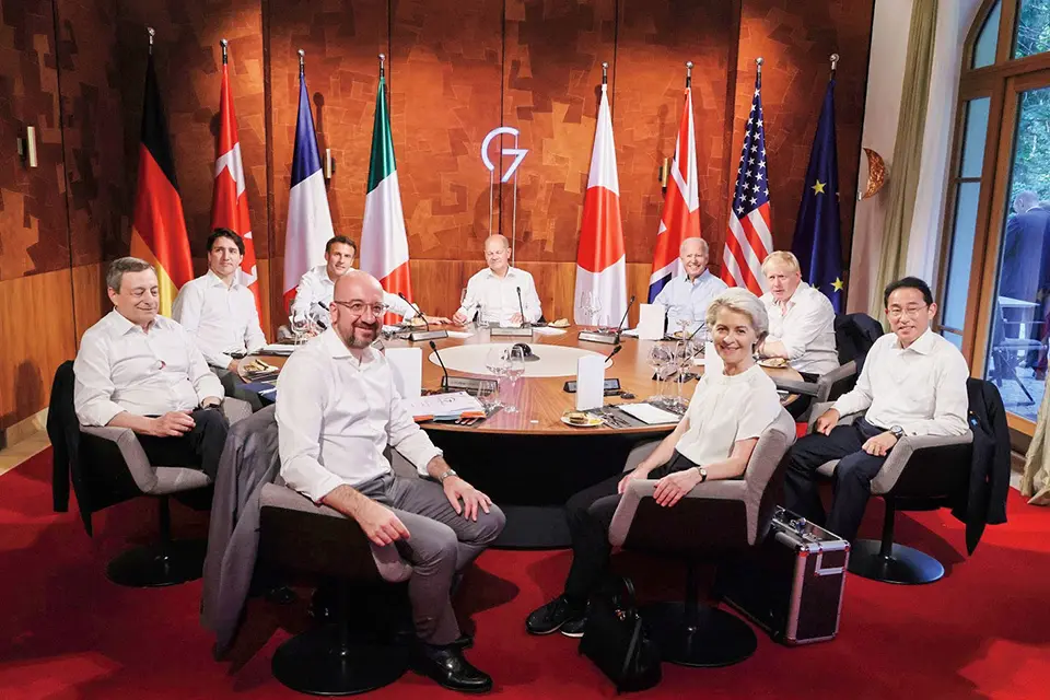 G7サミット円卓の写真