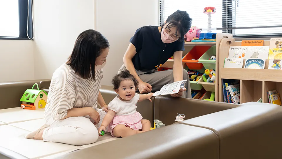 キッズスペースでご家族と話す場垣内さん