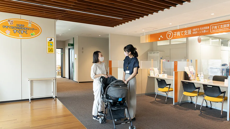 ロビーでご家族と談笑する場垣内さん