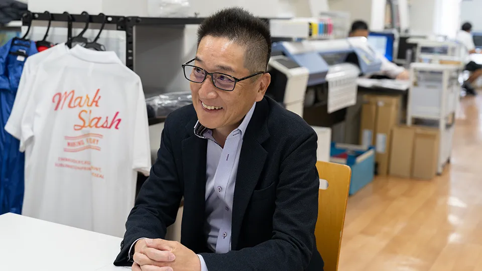 インタビューに答える藤原さん