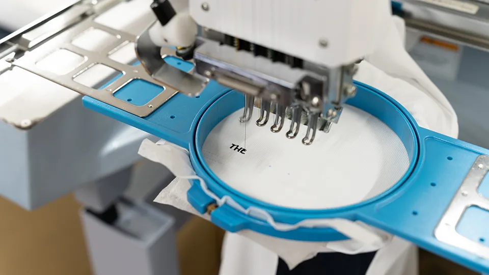 ミシンで刺繍する様子