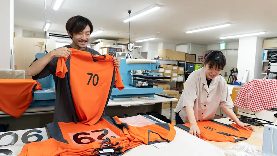 従業員が作業する様子