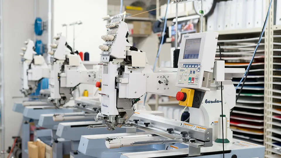 たくさんのミシンが並ぶ様子