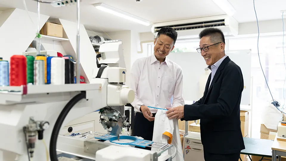 男性従業員と談笑する藤原さん