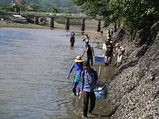 川に沿って干潟へ移動