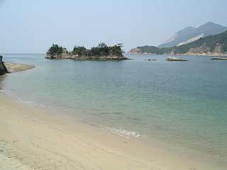 釣附海岸に浮かぶ茶臼山の全景の写真