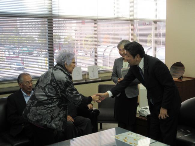 T:X議会事務局議会事務局秘書課HP用写真H28年度H28年11月H4東ハワイ県人会議長表敬①握手.JPG