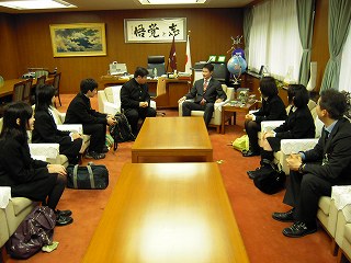 母校・広大附属高校の生徒らからの取材写真1