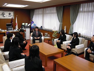 母校・広大附属高校の生徒らからの取材写真3