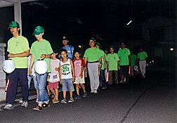 夏休みなど町内の子どもたちも参加した夜間パトロール