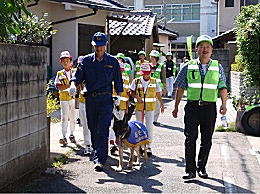 警察犬と一緒にパトロール