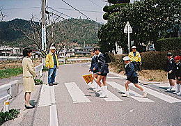 児童に対する見守り活動の様子