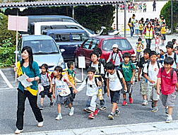 「子ども安全の日」集団下校の様子