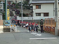 児童の下校見守りの様子その２写真