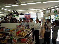 県産品コーナーと県情報コーナーの見学1