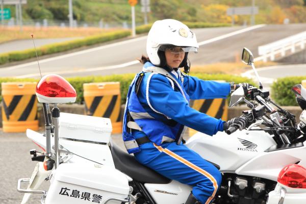 白バイ走行している警察官