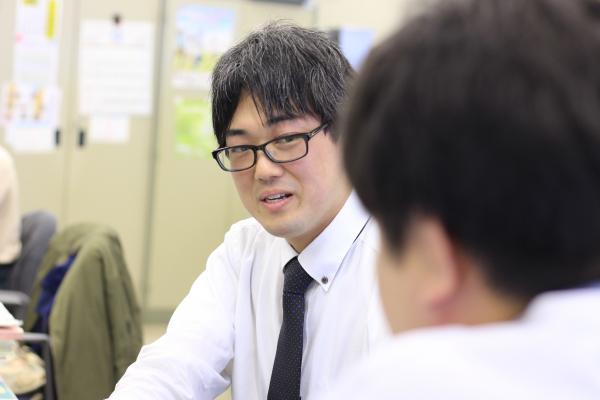 上司と話をする会計職員の横顔