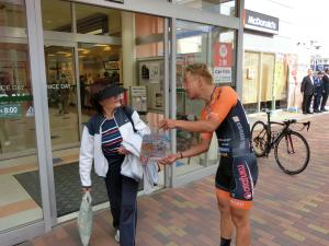 自転車安全利用街頭キャンペーンチラシ等配布画像