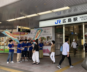 駅前での啓発の様子