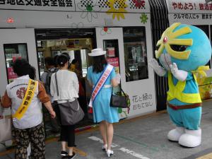 交通安全ラッピング電車出発画像