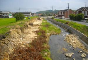 黒瀬川門前橋上下被災状況